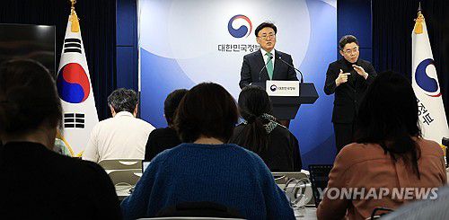 과기정통부 핵심과제 추진현황 브리핑(서울=연합뉴스) 최재구 기자 = 유상임 과학기술정보통신부 장관이 9일 서울 종로구 정부서울청사에서 과기정통부 핵심과제 추진현황 브리핑을 하고 있다. 2025.5.9 jjaeck9@yna.co.kr