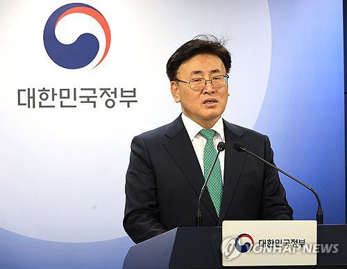 브리핑하는 유상임 장관(서울=연합뉴스) 최재구 기자 = 유상임 과학기술정보통신부 장관이 9일 서울 종로구 정부서울청사에서 과기정통부 핵심과제 추진현황 브리핑을 하고 있다. 2025.5.9 jjaeck9@yna.co.kr