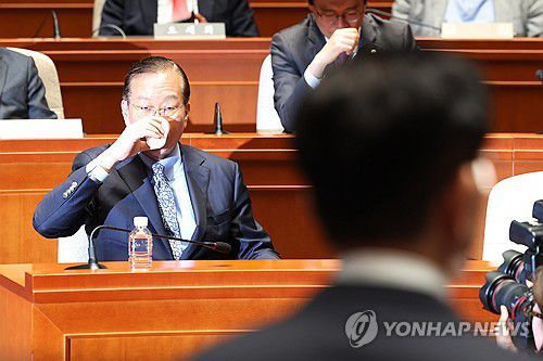 김문수 '작심발언' 들으며 굳은 표정 짓는 권영세(서울=연합뉴스) 김주성 기자 = 국민의힘 권영세 비상대책위원장이 9일 서울 여의도 국회에서 열린 의원총회에서 김문수 대선 후보의 '작심 발언'을 들으며 굳은 표정을 짓고 있다. 2025.5.9 utzza@yna.co.kr