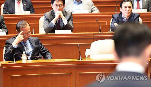 김문수 '작심발언' 들으며 굳은 표정 짓는 권영세(서울=연합뉴스) 김주성 기자 = 국민의힘 권영세 비상대책위원장이 9일 서울 여의도 국회에서 열린 의원총회에서 김문수 대선 후보의 '작심 발언'을 들으며 굳은 표정을 짓고 있다. 2025.5.9 utzza@yna.co.kr