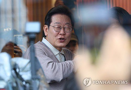연설하는 이재명 후보(칠곡=연합뉴스) 김도훈 기자 = 더불어민주당 이재명 대선 후보가 제3차 골목골목 경청투어로 경북지역 방문에 나선 9일 경북 칠곡군 석적읍의 한 상가 앞에서 주민과 지지자들을 상대로 즉흥 연설을 하고 있다. 2025.5.9 superdoo82@yna.co.kr