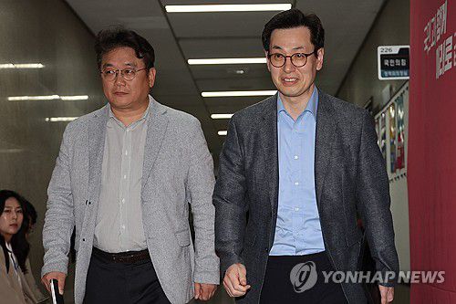 김문수·한덕수 후보 단일화 협상 재개(서울=연합뉴스) 김주성 기자 = 무소속 한덕수 대선 예비후보 측의 손영택 전 국무총리 비서실장(오른쪽)이 9일 서울 여의도 국회에서 재개된 국민의힘 김문수 대선 후보와 무소속 한덕수 대선 예비 후보 간의 단일화 협상에 참석하고 있다. 2025.5.9 utzza@yna.co.kr