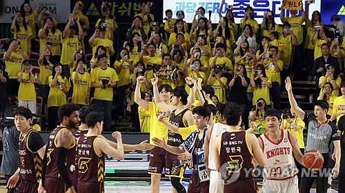 LG 세이커스 "한 경기 남았다"(창원=연합뉴스) 김동민 기자 = 9일 경남 창원체육관에서 열린 2024∼2025시즌 프로농구 창원 LG 세이커스와 서울 SK 나이츠의 챔피언결정전 3차전 경기. SK에 80대 63으로 승리한 LG 선수단이 기뻐하고 있다. 2025.5.9 image@yna.co.kr