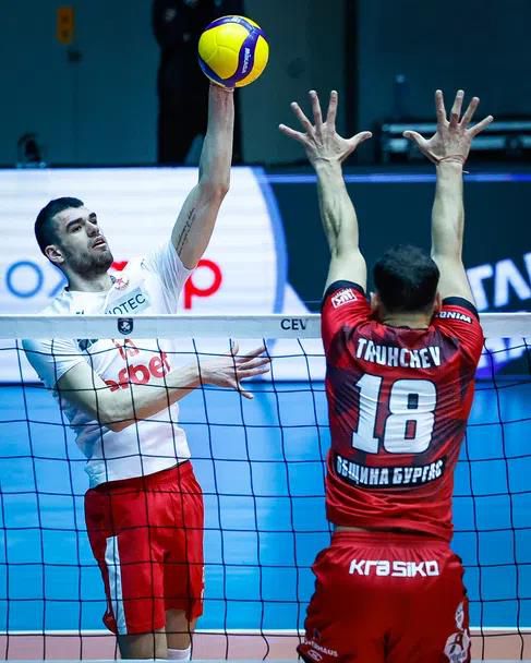 스파이크하는 드미트로프(왼쪽)[몽펠리에 구단 홈피 캡처. 재판매 및 DB 금지]