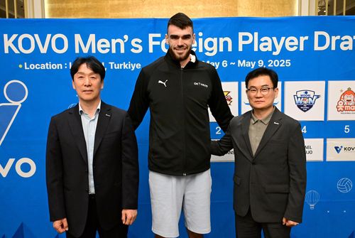 신영철 감독(왼쪽)과 함께 선 디미트로프(중앙)[한국배구연맹 제공. 재판매 및 DB 금지]