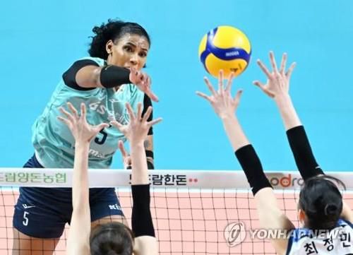 GS칼텍스와 재계약한 실바(왼쪽)[한국배구연맹 제공. 재판매 및 DB 금지]