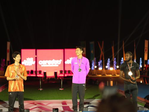 왓 그래비티 챌린지에서 우승한 우상혁(서울=연합뉴스) 우상혁(가운데)이 10일(한국시간) 카타르 도하 카타라 원형극장에서 열린 왓 그래비티 챌린지 남자 높이뛰기 대회에서 우승한 뒤, 시상식에서 기념 촬영하고 있다. [용인시청 육상팀 제공. 재판매 및 DB금지]