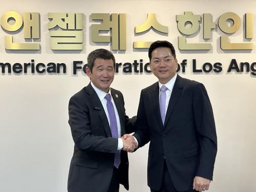 데이브 민 미국 연방 하원의원과 로버트 안 LA한인회장 (로스앤젤레스=연합뉴스) 임미나 특파원 = 한국계 미국 연방 하원의원 데이브 민(민주·캘리포니아)이 9일(현지시간) 미국 로스앤젤레스(LA) 한인회관에서 기자간담회를 연 뒤 로버트 안 LA한인회장과 기념사진을 찍고 있다. 2025.5.10 mina@yna.co.kr
