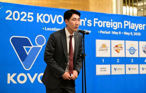 외국인 선수 드래프트에서 에번스 호명하는 권영민 한국전력 감독[한국배구연맹 제공. 재판매 및 DB 금지]