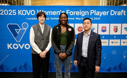 장소연 페퍼저축은행 감독(왼쪽)과 웨더링턴(중앙)[한국배구연맹 제공. 재판매 및 DB 금지]