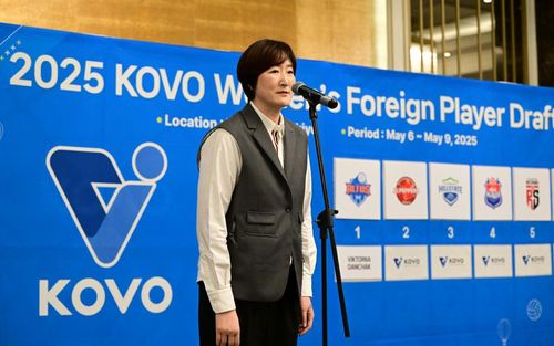 웨더링턴 지명하는 장소연 페퍼저축은행 감독[한국배구연맹 제공. 재판매 및 DB 금지]