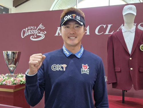 KPGA 클래식 2라운드 마치고 취재진과 인터뷰한 이태희[촬영 최송아]