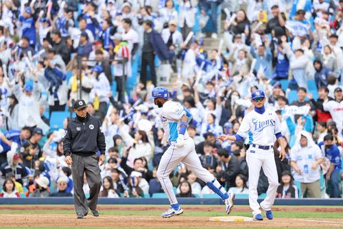 8회 솔로 홈런을 치고 베이스를 도는 삼성 디아즈(가운데)[삼성 라이온즈 제공. 재판매 및 DB 금지]