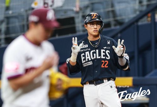 10일 키움 전에서 1루 출루 후 기뻐하는 한화 채은성[한화 이글스 제공. 재판매 및 DB 금지]