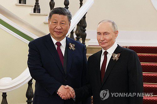 악수하느 중국·러시아 정상들러시아를 국빈방문한 시진핑(왼쪽) 중국 국가주석과 블라디미르 푸틴 러시아 대통령이 9일(현지시간) 러시아 전승절 열병식에 앞서 인사하는 모습. 2025.5.10[AFP=연합뉴스]