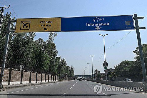 파키스탄 수도 이슬라마바드 외곽 텅빈 거리 모습[AFP 연합뉴스 자료사진. 재배포 및 판매 금지]