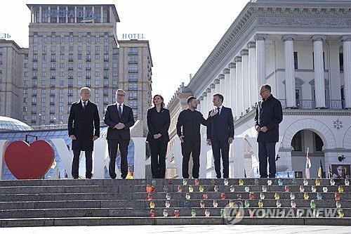 유럽 정상들과 우크라 대통령(키이우 AP=연합뉴스) 도날트 투스크 폴란드 총리(왼쪽부터)와 키어 스타머 영국 총리, 올레나 젤렌스카 우크라이나 대통령 부인, 볼로디미르 젤렌스키 우크라이나 대통령, 에마뉘엘 마크롱 프랑스 대통령, 프리드리히 메르츠 독일 총리가 10일(현지시간) 우크라이나 키이우 독립 광장에서 기념 촬영을 하고 있다.
