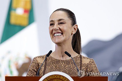 9일(현지시간) 정례 기자회견하는 클라우디아 셰인바움 멕시코 대통령[멕시코시티 EPA=연합뉴스. 재판매 및 DB 금지]