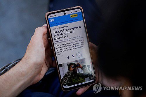 인도령 카슈미르의 스리나가르에서 트럼프 휴전 발표 기사 읽는 시민[로이터 연합뉴스. 재판매 및 DB 금지]