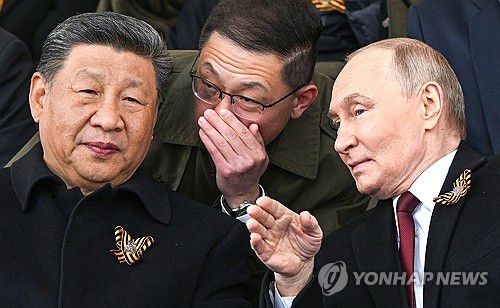 러시아 전승절 열병식 지켜보며 대화하는 중국·러시아 정상들[UPI 연합뉴스 자료사진. 재판매 및 DB 금지]