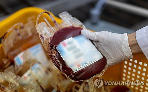 6월 14일은 세계헌혈자의 날(서울=연합뉴스) 윤동진 기자 = 세계헌혈자의 날을 하루 앞둔 13일 오후 서울 강남구 서울남부혈액원 혈액보관고의 모습. 헌혈자의 날은 생명나눔을 실천하는 헌혈자에게 존경과 감사의 마음을 전하고 헌혈의 중요성을 알리는 날이다. 2024.6.13 mon@yna.co.kr
