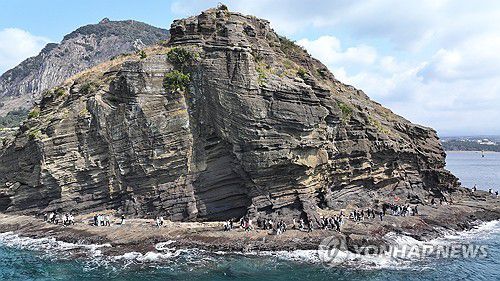 용머리해안 찾은 단체 탐방객들(서귀포=연합뉴스) 박지호 기자 = 20일 오전 제주 서귀포시 안덕면 사계리 용머리해안을 찾은 관광객이 절경을 감상하며 산책하고 있다. 2025.3.20 jihopark@yna.co.kr
