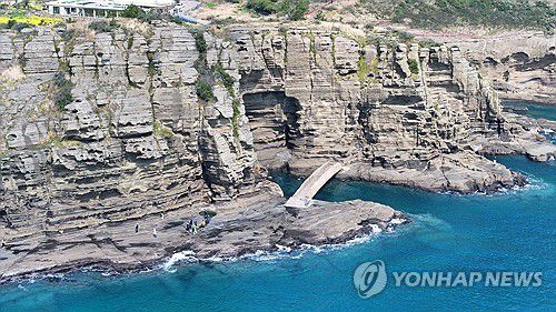 용머리해안 탐방(서귀포=연합뉴스) 박지호 기자 = 20일 오전 제주 서귀포시 안덕면 사계리 용머리해안을 찾은 관광객이 절경을 감상하며 산책하고 있다. 2025.3.20 jihopark@yna.co.kr