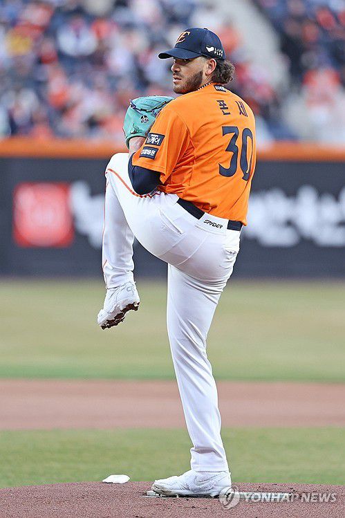 투구하는 폰세(대전=연합뉴스) 28일 대전 한화생명 볼파크에서 열린 2025 신한 SOL 뱅크 KBO리그 프로야구 한화 이글스와 KIA 타이거즈의 경기. 선발투수로 나선 한화 폰세가 투구하고 있다. 2025.3.28 [한화이글스 제공. 재판매 및 DB 금지] swan@yna.co.kr