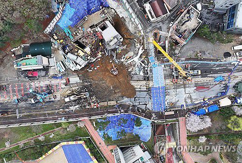 (광명=연합뉴스) 붕괴 사고가 발생한 경기도 광명시 신안산선 지하터널 공사 현장에서 지난달 14일 굴착기가 작업하고 있다. 2025.4.14 [연합뉴스 사진. 재판매 및 DB 금지]