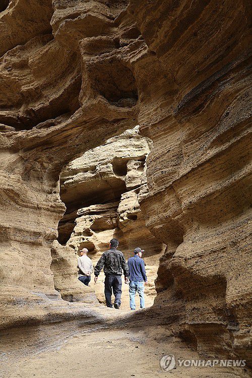 용머리해안 탐방(서귀포=연합뉴스) 박지호 기자 = 25일 오전 제주 서귀포시 안덕면 용머리해안을 찾은 관광객이 탐방로를 걷고 있다. 2025.4.25 jihopark@yna.co.kr