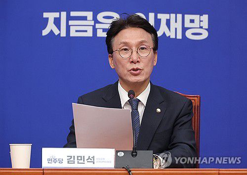 발언하는 김민석 최고위원(서울=연합뉴스) 류영석 기자 = 더불어민주당 김민석 상임공동선거대책위원장이 4일 국회에서 열린 기자간담회에서 발언하고 있다. 2025.5.4 ondol@yna.co.kr