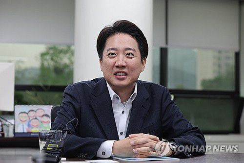 교총 회장 면담에서 발언하는 이준석 대선 후보(서울=연합뉴스) 임화영 기자 = 개혁신당 이준석 대선 후보가 9일 서울 서초구 한국교원단체총연합회(교총)에서 강주호 교총 회장과의 면담에서 발언하고 있다. 2025.5.9 hwayoung7@yna.co.kr