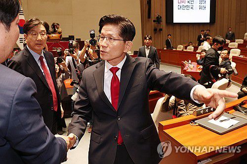 의총장에서 나가는 김문수 후보(서울=연합뉴스) 김주성 기자 = 국민의힘 김문수 대선 후보가 9일 서울 여의도 국회에서 열린 의원총회에서 권영세 비상대책위원장이 단일화를 압박하는 발언을 하고서 퇴장하자 바로 이어서 의총장을 나가고 있다. 2025.5.9 utzza@yna.co.kr
