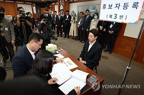 대선 후보 등록하는 이준석 후보(과천=연합뉴스) 김인철 기자 = 개혁신당 이준석 대선 후보가 10일 경기도 과천 중앙선거관리위원회에서 제21대 대통령선거 후보 등록을 하고 있다. 2025.5.10 yatoya@yna.co.kr