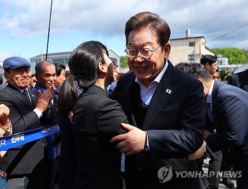 창녕찾은 이재명 후보(창녕=연합뉴스) 김도훈 기자 = 영남 신라벨트 골목골목 경청투어에 나선 더불어민주당 이재명 대선 후보가 10일 경남 창녕군 창녕공설시장에 도착한 뒤 우서영 밀양창녕의령함안지역위원장과 인사하고 있다. 2025.5.10 superdoo82@yna.co.kr