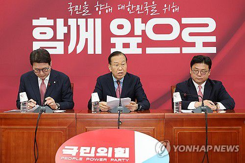 대선후보 교체에 대한 입장 밝히는 권영세 비대위원장(서울=연합뉴스) 김주성 기자 = 국민의힘 권영세 비상대책위원장이 10일 서울 여의도 국회에서 사상 초유의 대선 후보 교체에 대한 입장을 밝히고 있다. 2025.5.10 utzza@yna.co.kr