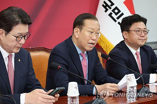 기자회견 나서는 권영세 비대위원장(서울=연합뉴스) 김주성 기자 = 국민의힘 권영세 비상대책위원장이 10일 서울 여의도 국회에서 사상 초유의 대선 후보 교체에 대한 입장을 밝히기 위해 기자회견 장소로 이동하고 있다. 오른쪽부터 강명구 비서실장, 권 비대위원장, 신동욱 수석대변인. 2025.5.10 utzza@yna.co.kr