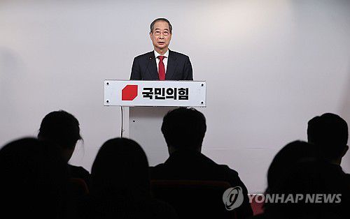 국민의힘 당사에서 기자회견 하는 한덕수 후보(서울=연합뉴스) 류영석 기자 = 한덕수 대선 예비후보가 10일 서울 여의도 국민의힘 중앙당사에서 긴급 기자회견을 하고 있다. 2025.5.10 ondol@yna.co.kr