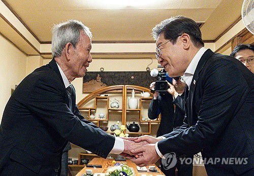 김장하 선생과 인사하는 이재명 후보(진주=연합뉴스) 김도훈 기자 = 영남 신라벨트 골목골목 경청투어에 나선 더불어민주당 이재명 대선 후보가 10일 경남 진주시의 한 찻집에서 진주 지역 독지가 김장하 선생을 만나 인사를 하고 있다.      김 선생은 진주에서 약 60년 동안 한약방을 운영하며 남몰래 학생들에게 장학금을 주고 지역사회의 문화·예술, 여성, 역사, 언론 등 다양한 영역을 지원하며 평생 기부와 선행을 이어왔다. 2025.5.10 [공동취재] superdoo82@yna.co.kr