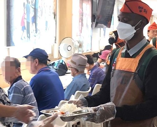 봉사활동 하는 아부우 씨[다일공동체 제공. 재판매 및 DB 금지]