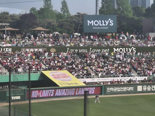 '최정 홈런공 잡자' 좌측 관중석에 몰린 구름 관중들(인천=연합뉴스) 김경윤 기자 = 많은 관중이 11일 인천SSG랜더스필드에서 열린 2025 프로야구 SSG 랜더스와 KIA 타이거즈의 경기 8회말 SSG 최정 타석 때 좌측 외야석에 자리를 잡고 있다. 최정은 이날 경기 전까지 통산 499홈런을 쳐 KBO리그 최초 500홈런에 1개만을 남겨뒀다. 2025.5.11. cycle@yna.co.kr