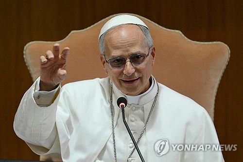 레오 14세 교황 (바티칸 AFP=연합뉴스) 레오 14세 교황이 10일(현지시간) 바티칸 시노드홀에서 추기경들에게 연설하고 있다. 2025.05.10 photo@yna.co.kr [바티칸 미디어 제공. 재판매 및 DB 금지]