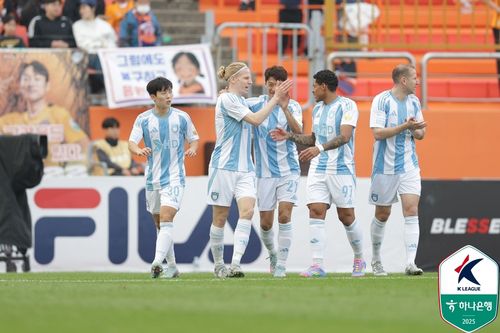 울산 루빅손(왼쪽에서 두 번째)이 득점 후 동료들과 기쁨을 나누고 있다.  [한국프로축구연맹 제공. 재판매 및 DB 금지]