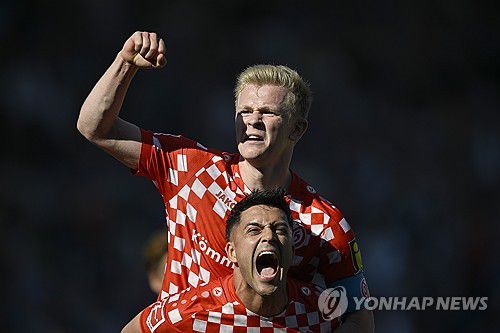 기뻐하는 아미리와 부르카르트(아래부터)[AP=연합뉴스]