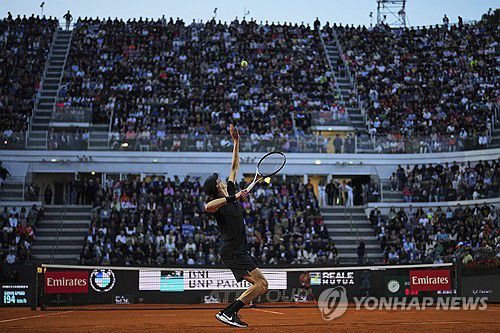 홈 팬들 앞에서 서브 넣는 신네르[AP=연합뉴스]