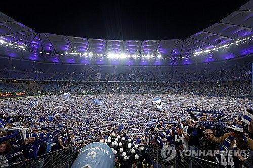 함부르크의 1부 복귀가 확정된 뒤 그러운드에 몰려든 홈 팬들.[EPA=연합뉴스]