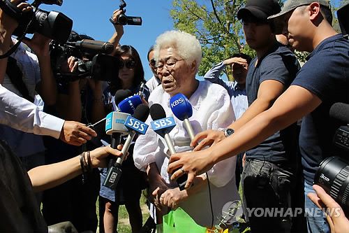 군위안부 피해 할머니 2명 '글렌데일 소녀상' 방문(로스앤젤레스=연합뉴스) 일본군 위안부 참상을 증언하기 위해 미국을 방문 중인 이옥선·강일출 할머니가 2014년 7월 24일(현지시간) 캘리포니아주  글렌데일시 시립공원에 세워진 `평화의 소녀상'을 찾아 기자들의 질문에 답하고 있다.2014.7.25 [연합뉴스 자료사진. 재판매 및 DB 금지]