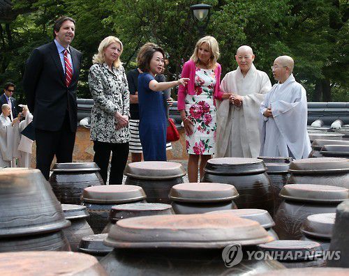 진관사 찾아온 질 바이든 여사2015년 7월 18일 조 바이든 당시 미국 부통령 부인 질 바이든(오른쪽에서 세 번째) 여사가 진관사를 방문해 계호스님, 법해스님과 장독대를 살펴보고 있다. [연합뉴스 자료사진]