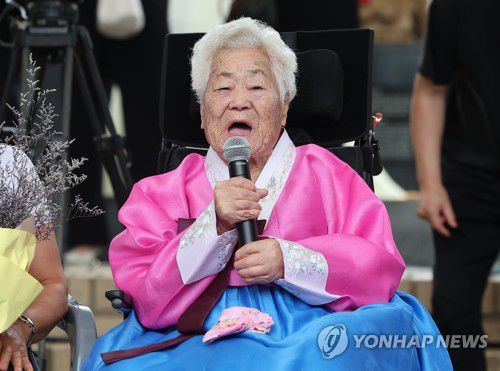 인사말 하는 이옥선 할머니(경기광주=연합뉴스) 2023년 8월 12일 경기도 광주 나눔의집에서 열린 2023 일본군 '위안부' 피해자 기림의날 기념식에서 이옥선 할머니(부산 출생)가 참석해 발언하고 있다. 2023.8.12 [연합뉴스 자료사진. 재판매 및 DB 금지]