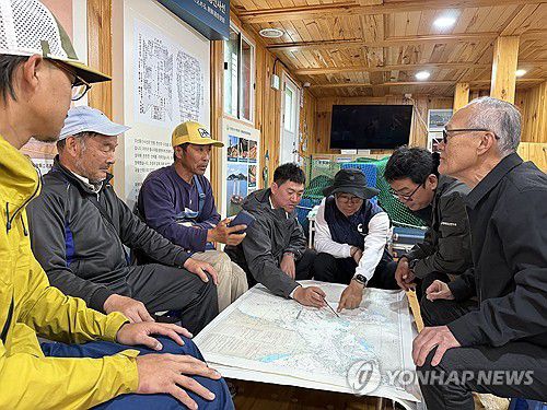 일본 현지 관계자들과 회의하는 국립해양유산연구소(서울=연합뉴스) 지난 2일 국립해양유산연구소 관계자들이 조선통신사선 재현선 항해를 위해 일본 현지 관계자들과 뱃길을 검토하고 있다. 과거 한일 교류의 상징이었던 조선통신사가 탄 배를 재현한 이 선박은 261년 만에 일본 오사카까지 항해에 나설 예정이다. 2025.5.3 [국립해양유산연구소 제공. 재판매 및 DB 금지] photo@yna.co.kr